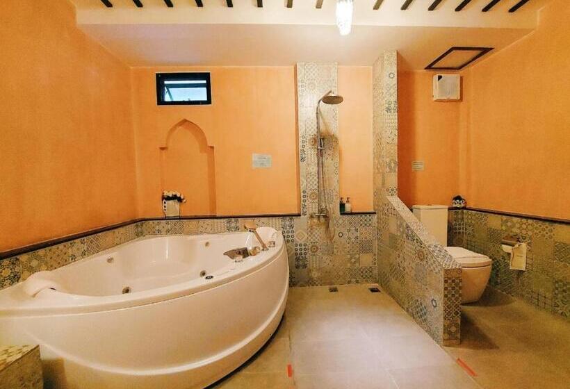자쿠지 스위트, Retro Box Hotel Chumphon