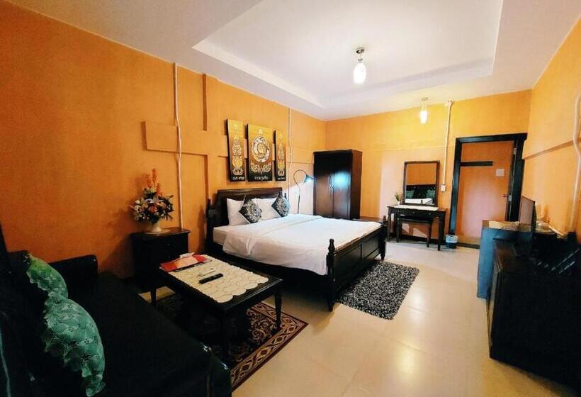 جناح مزود بجاكوزى, Retro Box Hotel Chumphon