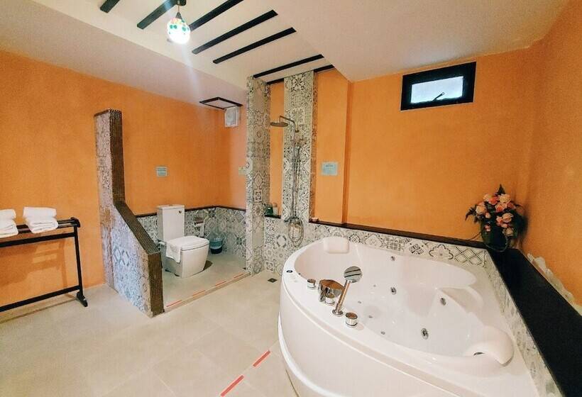 جناح, Retro Box Hotel Chumphon