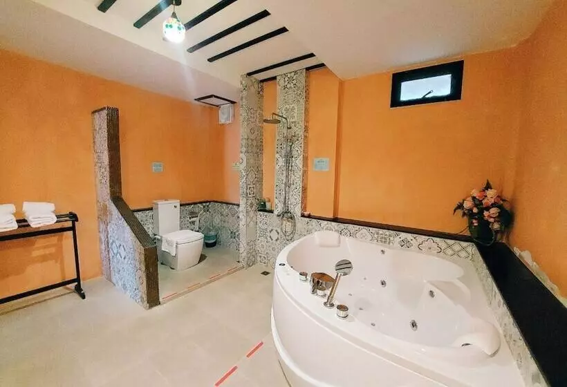 سوییت, Retro Box Hotel Chumphon
