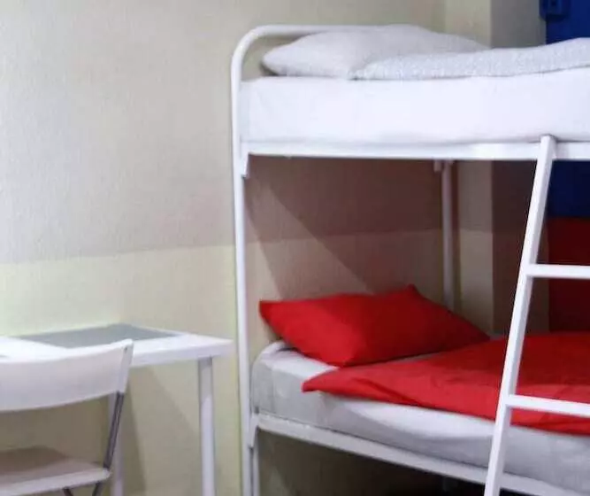 ルームシェアのワンベッド, Sky Hostel
