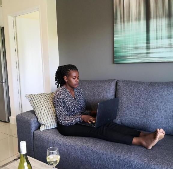 דירת חדר, The Capital On Bath