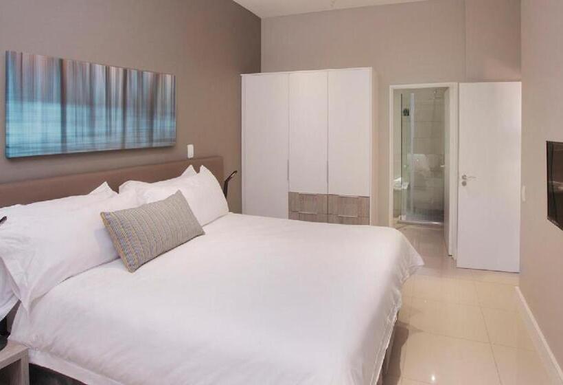 דירת שני חדרים, The Capital On Bath