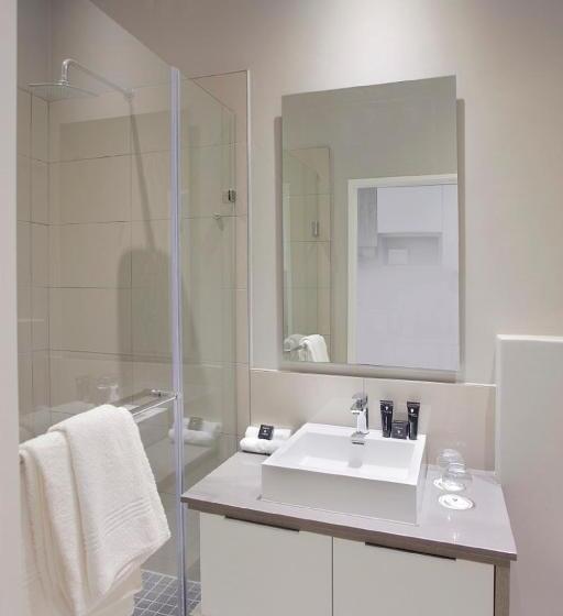 דירת חדר, The Capital On Bath