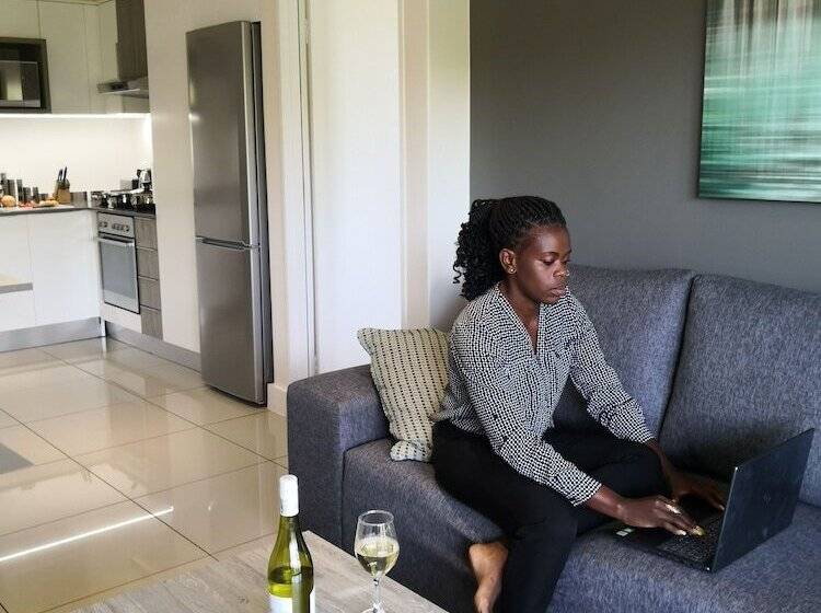 דירת שני חדרים, The Capital On Bath