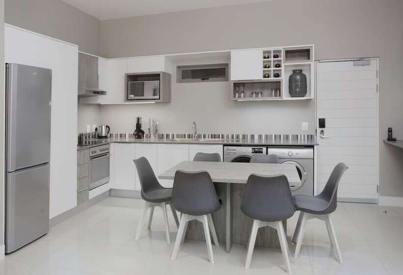 דירת שני חדרים, The Capital On Bath