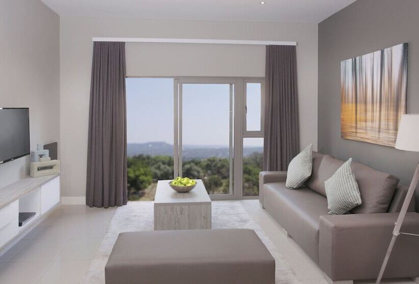 דירת שני חדרים, The Capital On Bath