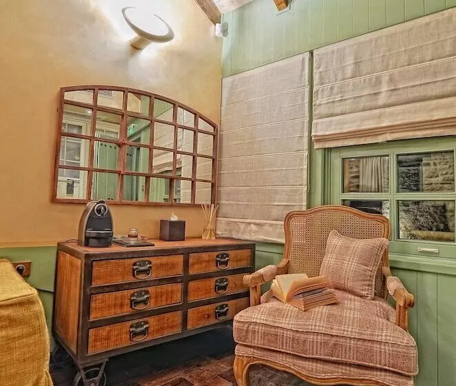 スタンダードルーム, Aithrio