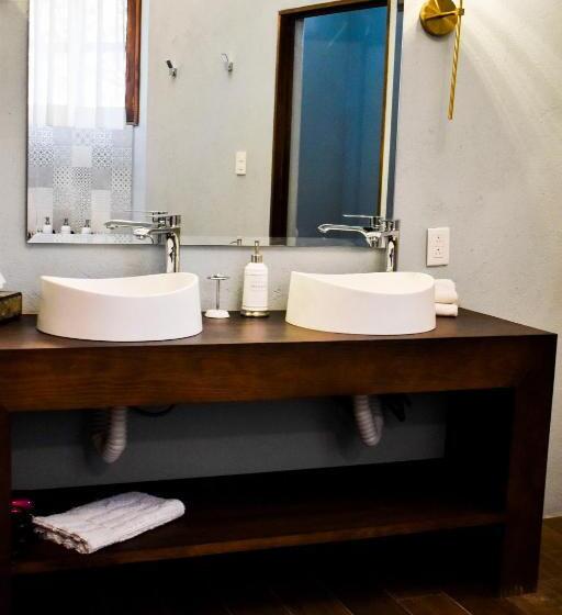 سوئیت جونیور با چشم‌انداز باغ, Mansion San Miguel