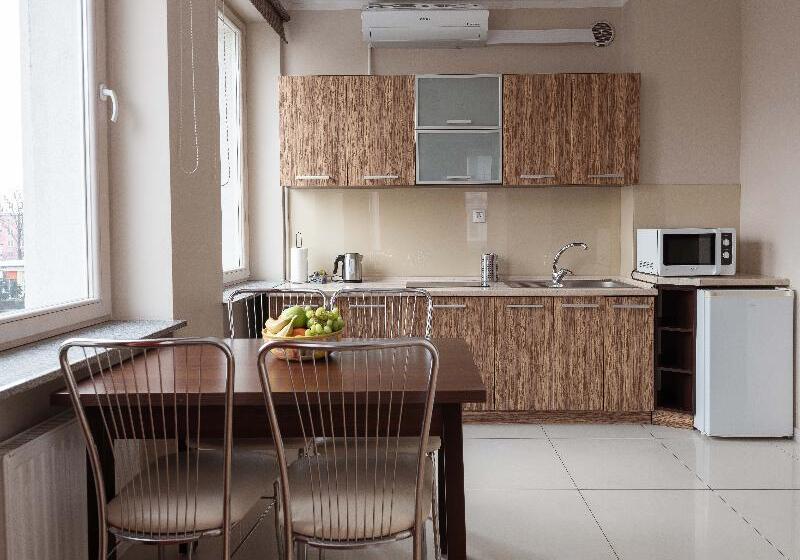 סטודיו דלוקס, Lux Apart