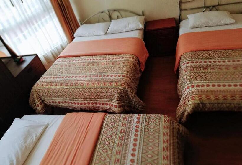 غرفة قياسية ثلاثية, Hostal Capri