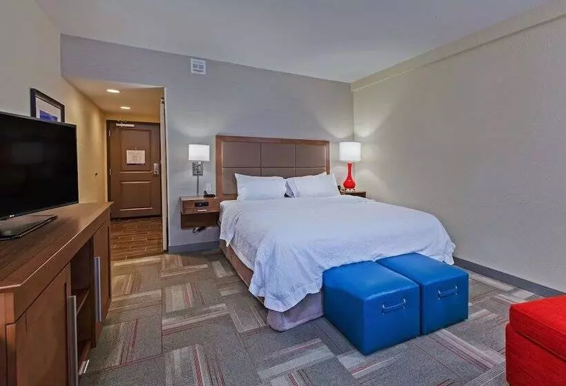 キングサイズベッドのスタンダードルーム, Hampton Inn & Suites Claremore
