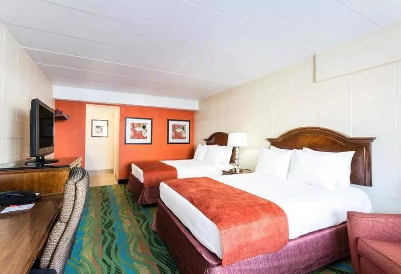 ２ダブルベッドのスタンダードルーム, Howard Johnson By Wyndham Virginia Beach At The Beach