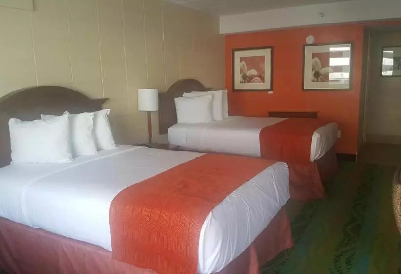 ２ダブルベッドのスタンダードルーム, Howard Johnson By Wyndham Virginia Beach At The Beach