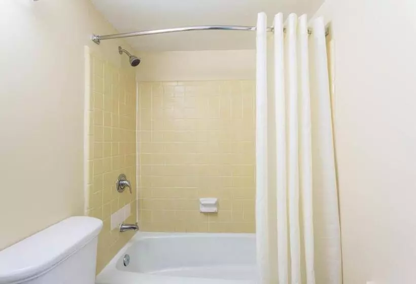 キングサイズベッドのスタンダードルーム, Howard Johnson By Wyndham Virginia Beach At The Beach
