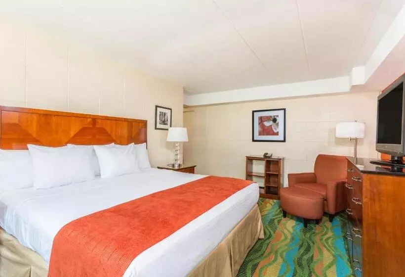 キングサイズベッドのスタンダードルーム, Howard Johnson By Wyndham Virginia Beach At The Beach