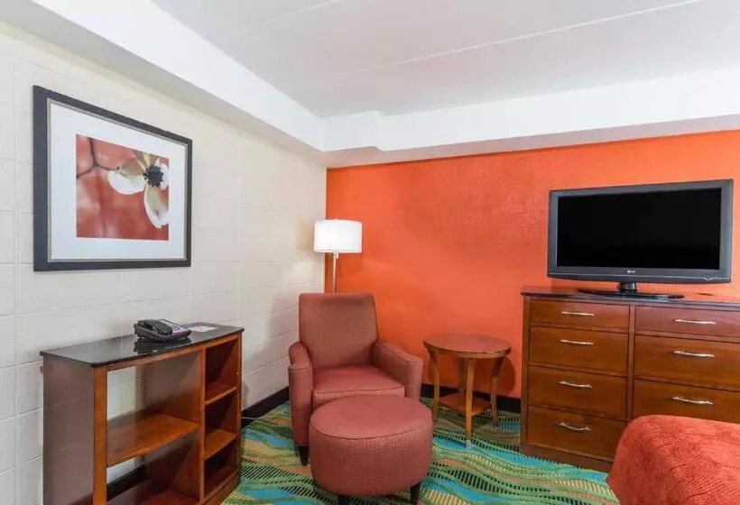 キングサイズベッドのスタンダードルーム, Howard Johnson By Wyndham Virginia Beach At The Beach