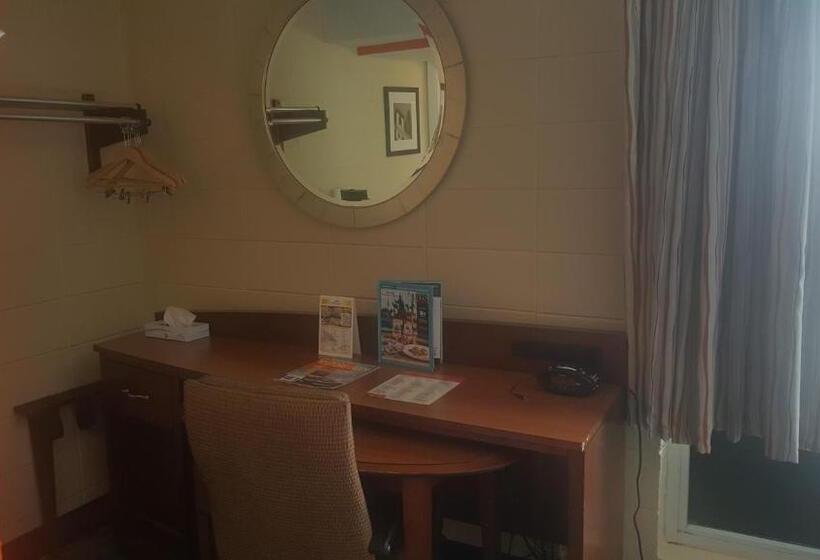 غرفة قياسية سرير كينج, Howard Johnson By Wyndham Virginia Beach At The Beach