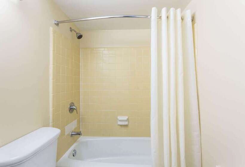 غرفه قياسيه سريرين مزدوجين, Howard Johnson By Wyndham Virginia Beach At The Beach