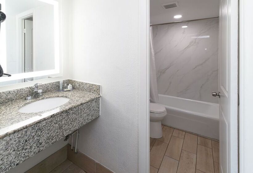 Номер Стандарт 2 Двуспальные Кровати, Howard Johnson By Wyndham Virginia Beach At The Beach