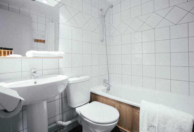 Standard Neljän Hengen Huone, Langley Hôtel Victors