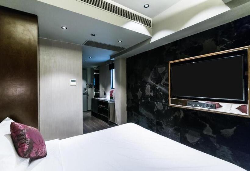 اتاق سوپریور, Pravo Hong Kong