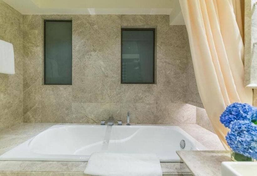 سوئیت پریمیوم, Pravo Hong Kong