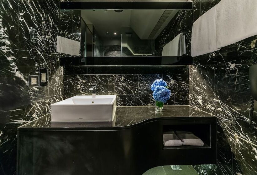 اتاق سوپریور, Pravo Hong Kong