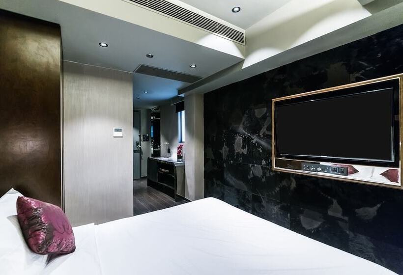 اتاق سوپریور, Pravo Hong Kong