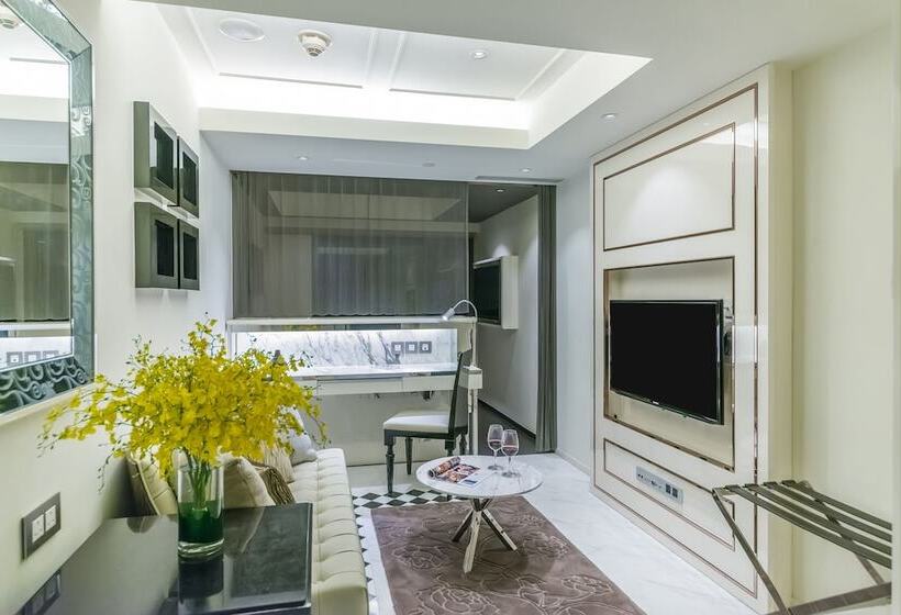 سوییت لوکس, Pravo Hong Kong