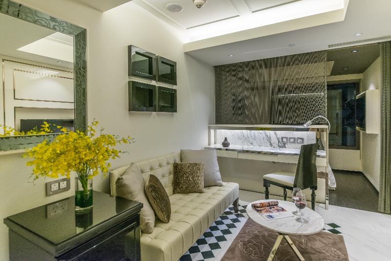 سوییت لوکس, Pravo Hong Kong