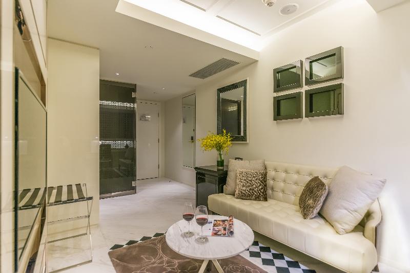 سوییت لوکس, Pravo Hong Kong