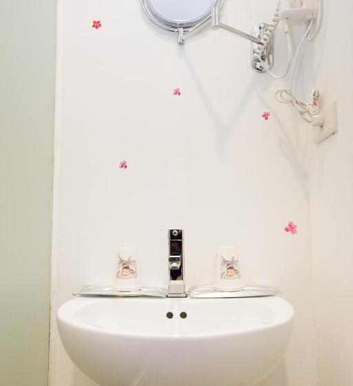 اتاق استاندارد چهار تخته, Sleepbox Hostel
