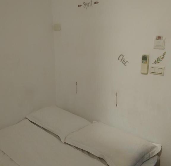 اتاق استاندارد, Sleepbox Hostel