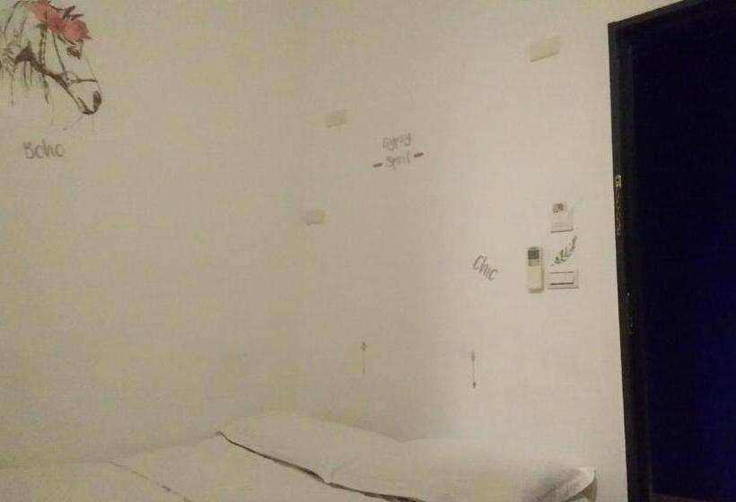 اتاق استاندارد, Sleepbox Hostel