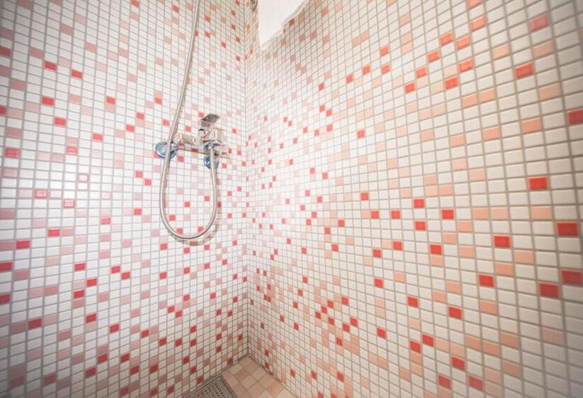 اتاق اکونومی با حمام مشترک, Sleepbox Hostel