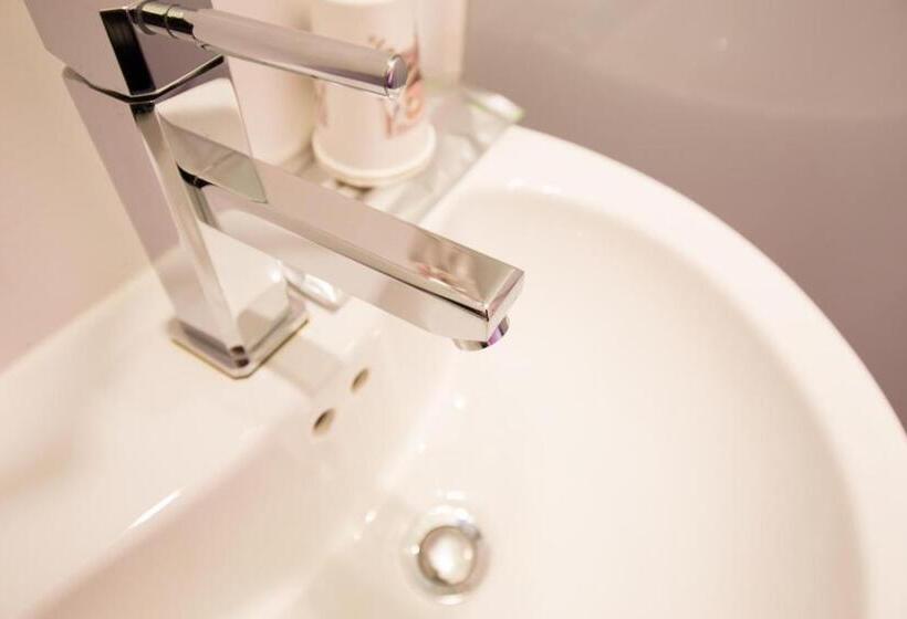 اتاق اکونومی با حمام مشترک, Sleepbox Hostel