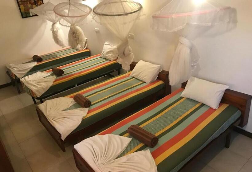 מיטה בחדר מעונות עם מקלחת משותפת, Star Holiday Resort