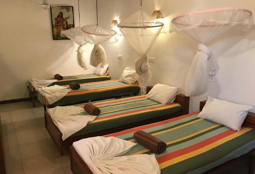 מיטה בחדר מעונות עם מקלחת משותפת, Star Holiday Resort