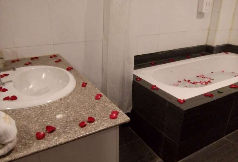 اتاق خانوادگی, Uptown