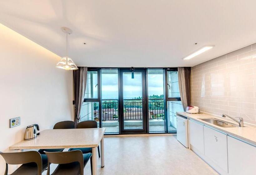 חדר סטנדרט עם מרפסת, Jeju I Ve Hotel & Resort