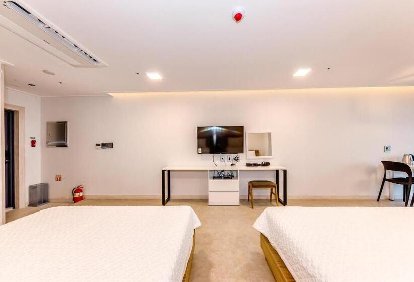 חדר סטנדרט עם מרפסת, Jeju I Ve Hotel & Resort