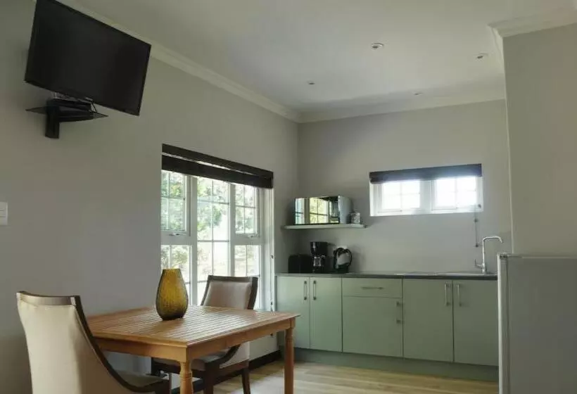 スタンダードスタジオ, Ilanda Guest House