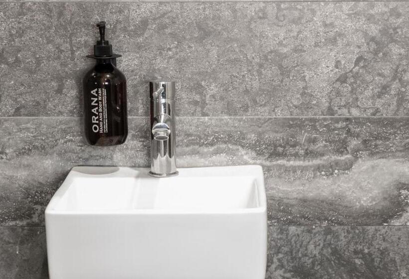 اتاق خانوادگی, The Alison Randwick