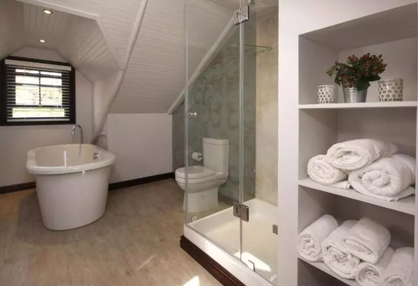 スタンダードスタジオ, The Potting Shed Guest House