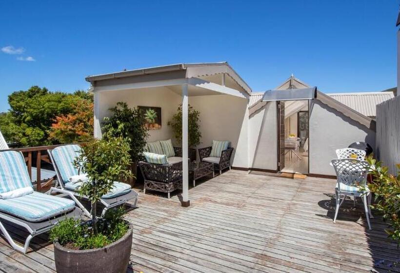 스탠다드 스튜디오, The Potting Shed Guest House