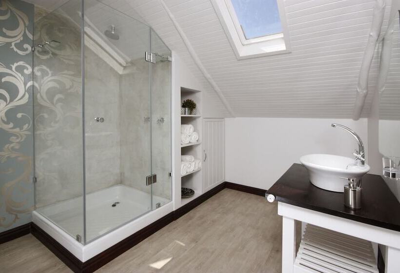 스탠다드 스튜디오, The Potting Shed Guest House