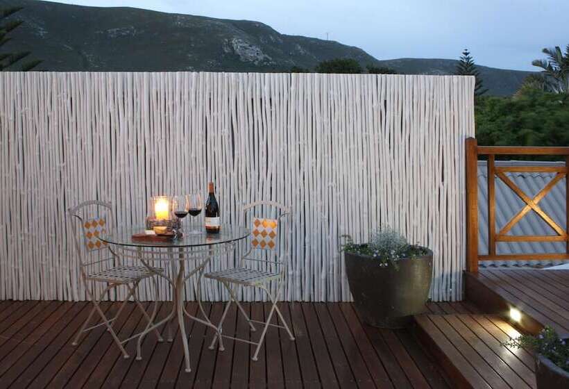 스탠다드 스튜디오, The Potting Shed Guest House