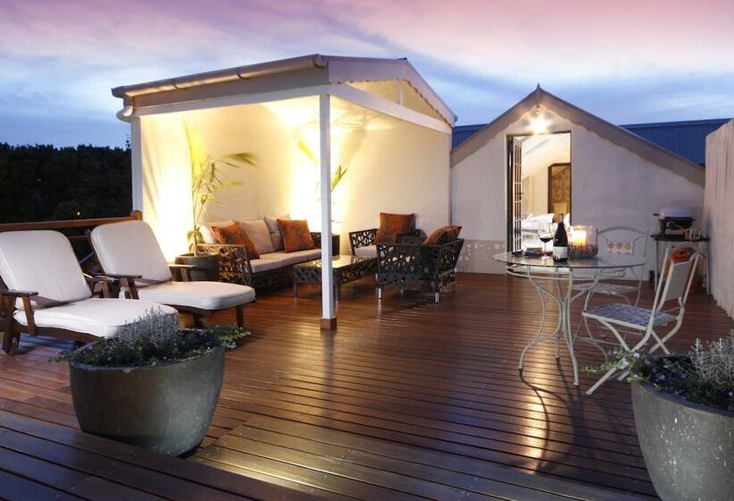 스탠다드 스튜디오, The Potting Shed Guest House