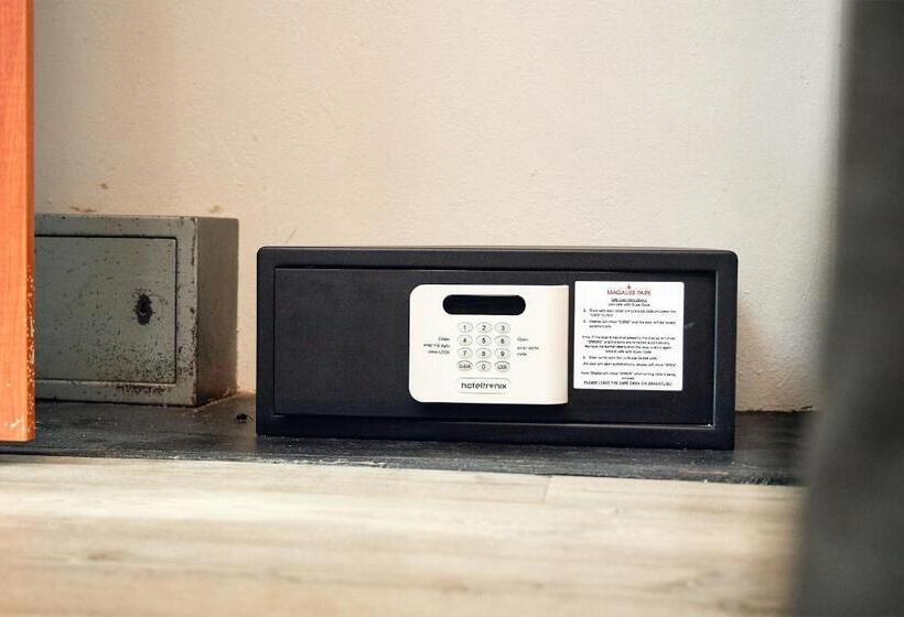 בקתת חדר, First Group Magalies Park